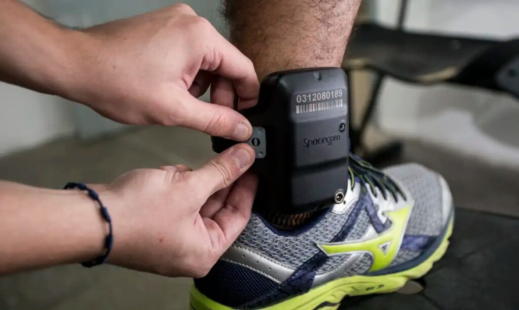 Câmara aprova tornozeleira obrigatória para agressores de mulheres