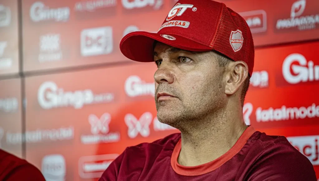 Apesar da classificação, técnico do Vila diz que não está satisfeito com o rendimento do time
