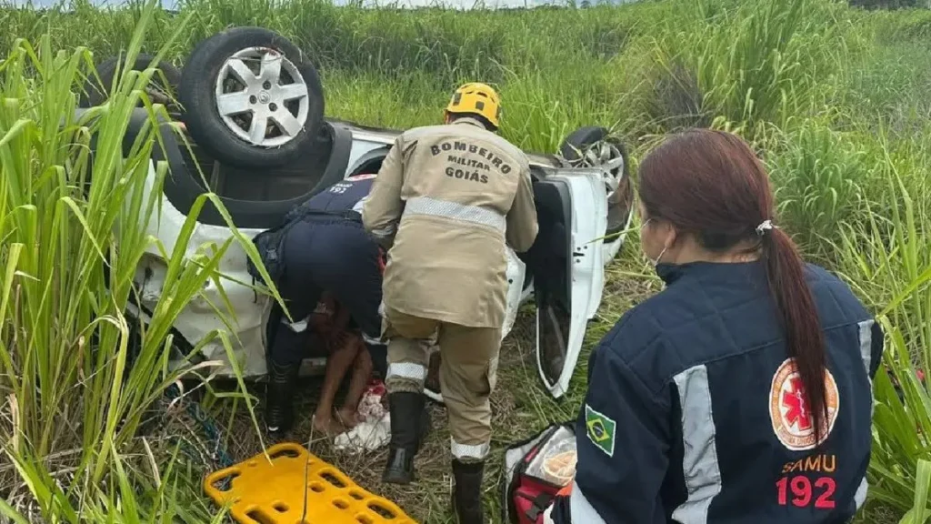 Imagem mostra momento em que equipes prestam socorro às vítimas do acidente