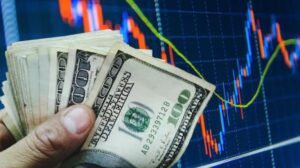 Dólar fecha em forte queda, a R$ 5,23, com guerra no Oriente Médio em foco; Bolsa sobe mais de 1%