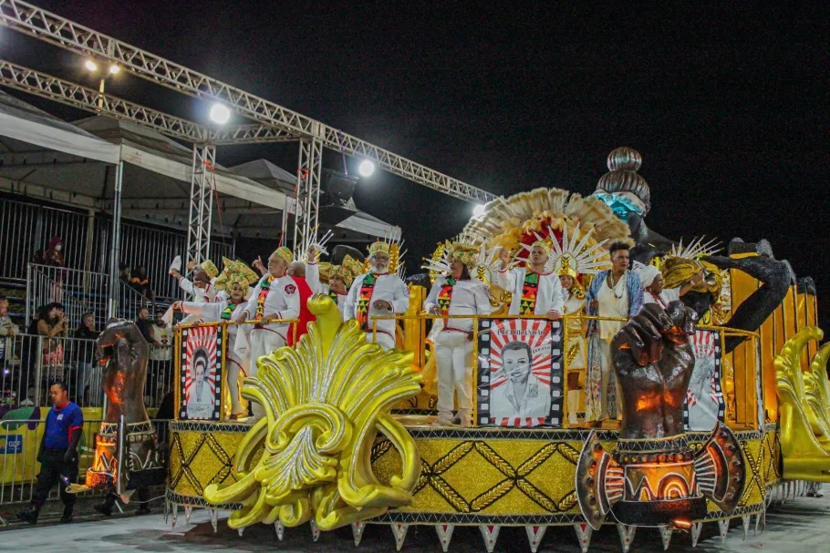 Desfile de escolas de samba abre comemorações dos 66 anos de Brasília