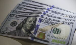 Dólar fecha em queda e Bolsa sobe com petróleo e decisões de juros no radar