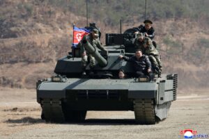 Kim Jong-un passeia com a filha em tanque de guerra na Coreia do Norte