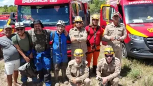 Profissional prepara descida ao local onde estava o pesquisador