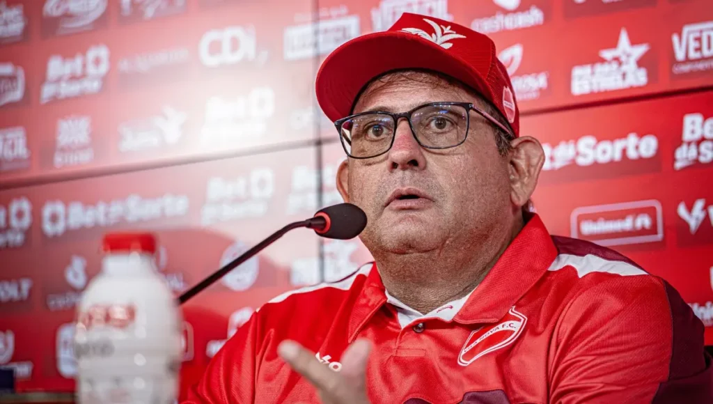 Guto Ferreira é apresentado e afirma que o primeiro passo é recuperar a confiança: “Primeira fala foi essa”