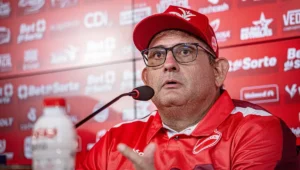 Guto Ferreira é apresentado e afirma que o primeiro passo é recuperar a confiança: “Primeira fala foi essa”