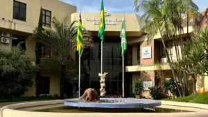 Imagem mostra fachada da Câmara Municipal de Goiânia