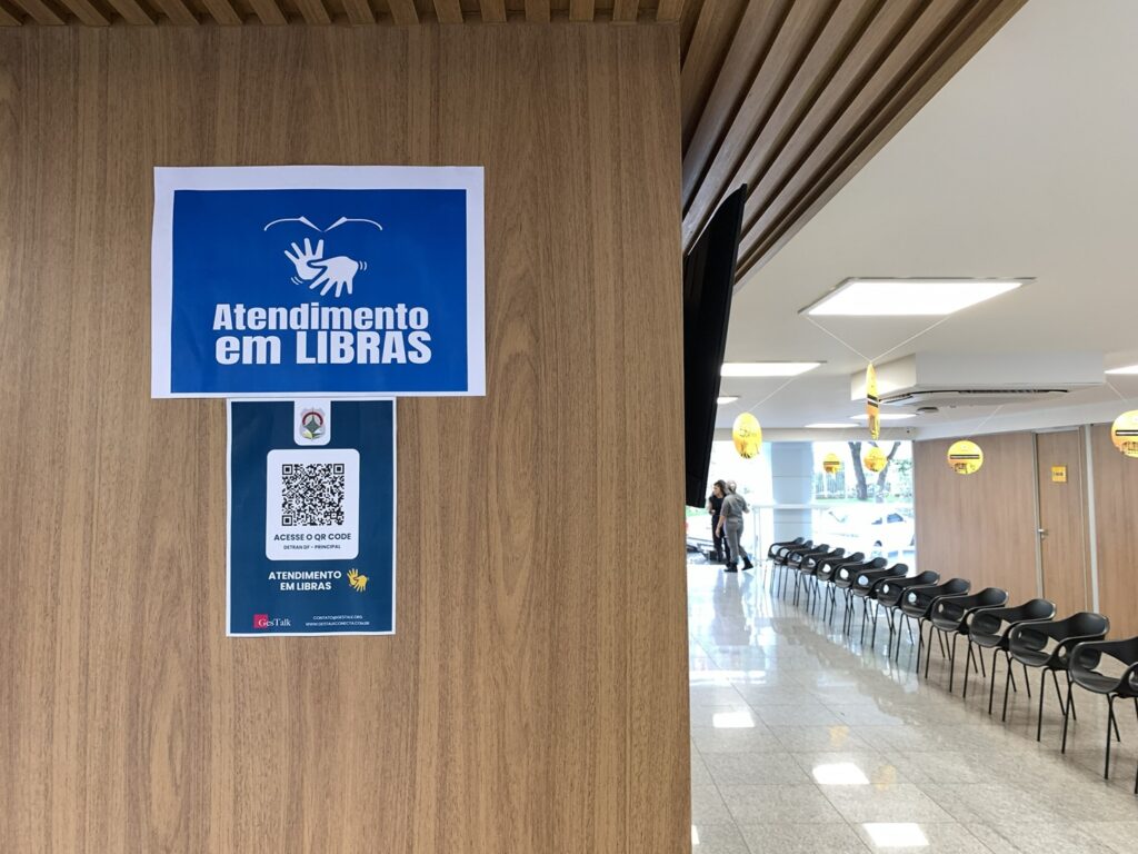Detran-DF oferece atendimento com mediação em Libras