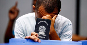 Cinco das 10 atividades econômicas registraram demissões no trimestre até fevereiro, diz IBGE