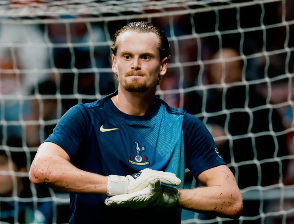 Goleiro do Tottenham falha duas vezes e é substituído na Champions após sofrer três gols em 15 minutos