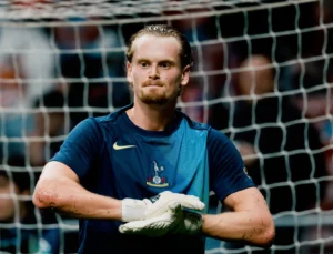 Goleiro do Tottenham falha duas vezes e é substituído na Champions após sofrer três gols em 15 minutos