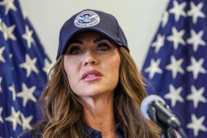 Secretária de Segurança dos EUA é questionada no Congresso sobre políticas migratórias