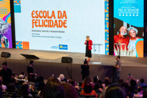 SEEDF lança livro sobre felicidade escolar em congresso no DF