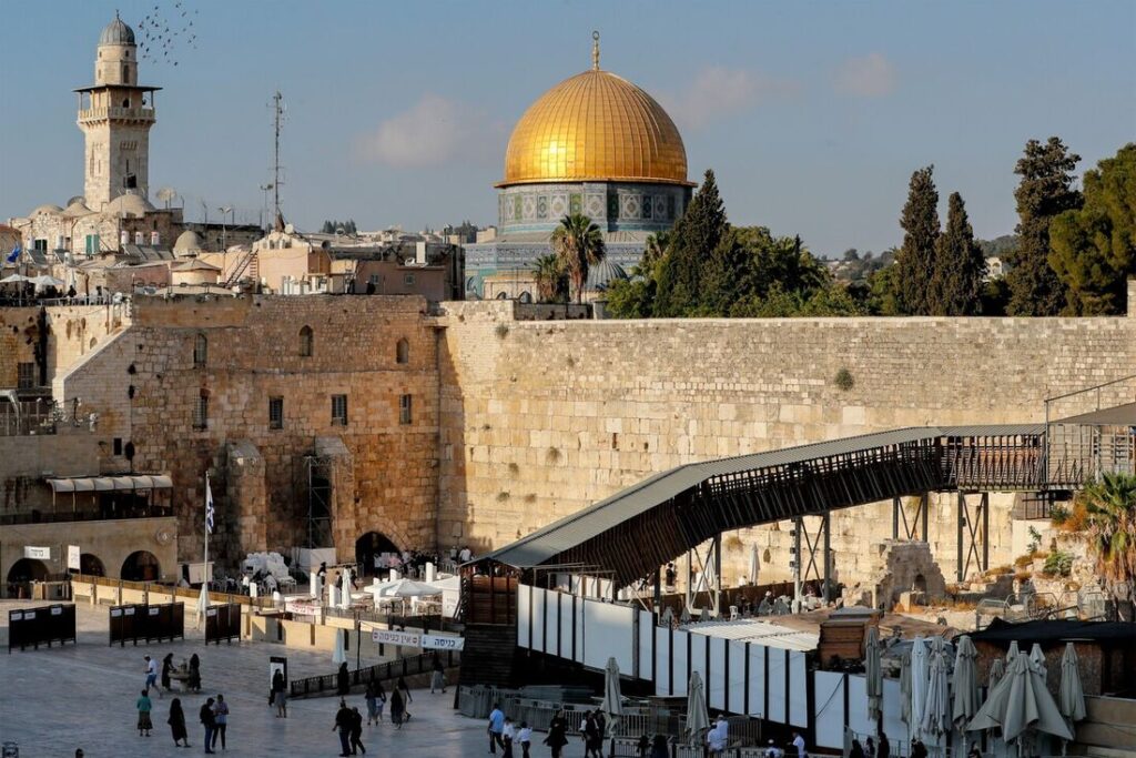 Impacto próximo à muralha da Cidade Velha de Jerusalém