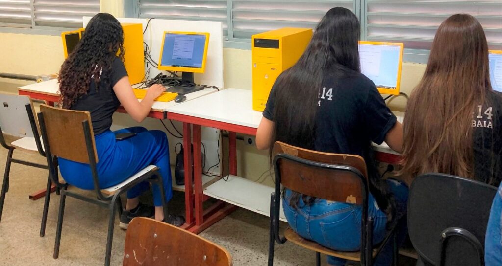 Pesquisa apoiada pela FAPDF analisa interação de jovens com múltiplas plataformas digitais