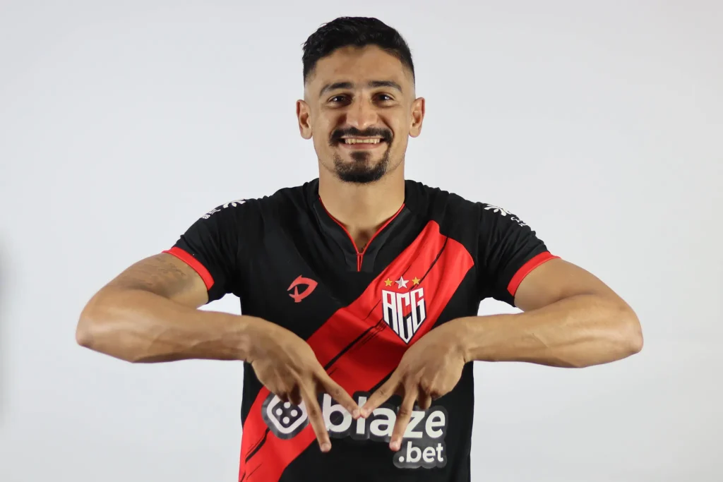 Confira as últimas contratações dos times goianos antes do fechamento da janela de transferências