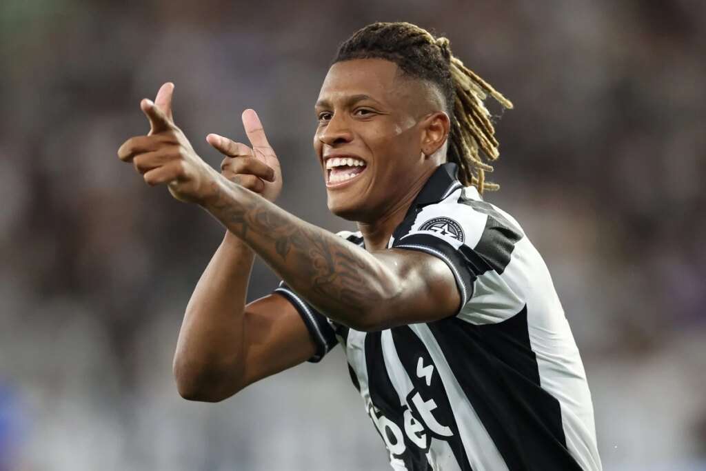 Artilheiro no Botafogo, Danilo diz estar mais preparado para Seleção