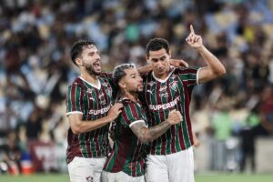 PH Ganso e demais jogadores do Fluminense comemorando a classificação para a final do Carioca