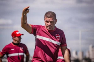 Após eliminação na Copa do Brasil, Vila Nova demite técnico Umberto Louzer