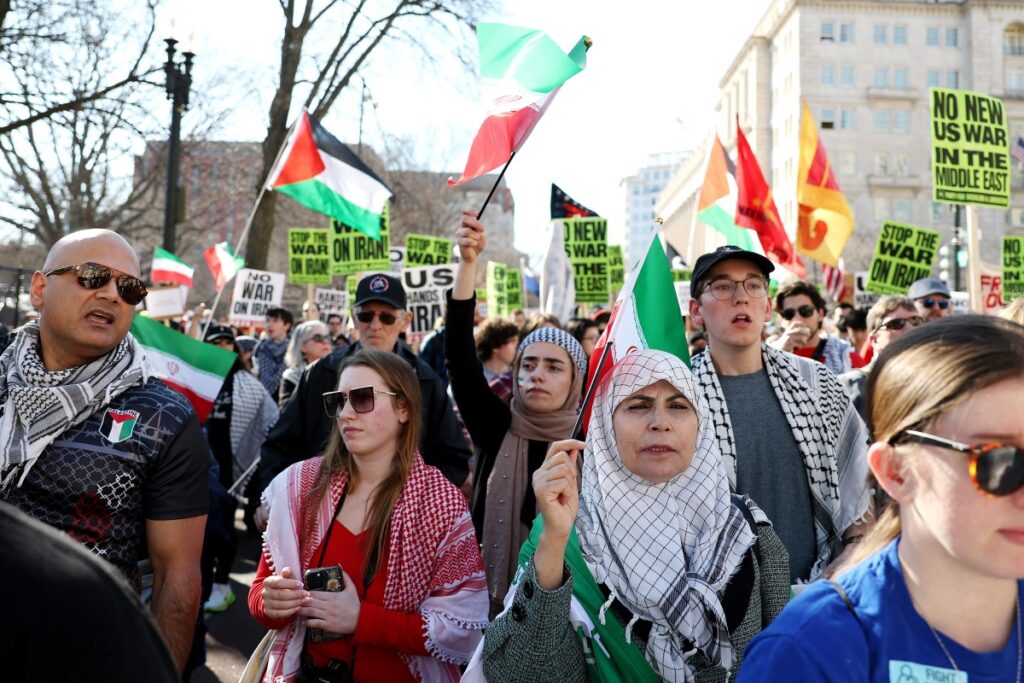 Em frente à Casa Branca, manifestantes protestam contra ataque