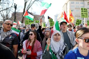 Em frente à Casa Branca, manifestantes protestam contra ataque