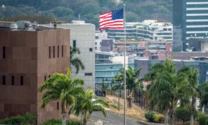 Bandeira americana volta a ser hasteada em embaixada em Caracas após 7 anos