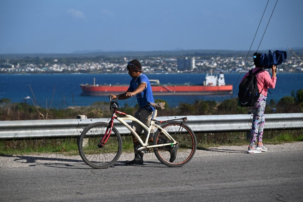 Petroleiro russo se aproxima de Cuba para entregar combustível