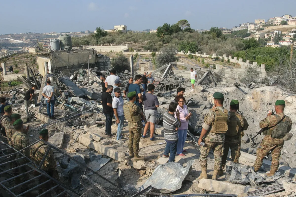 Israel volta a atacar o Líbano, e Hezbollah lança foguetes em sua maior ação desde início da guerra