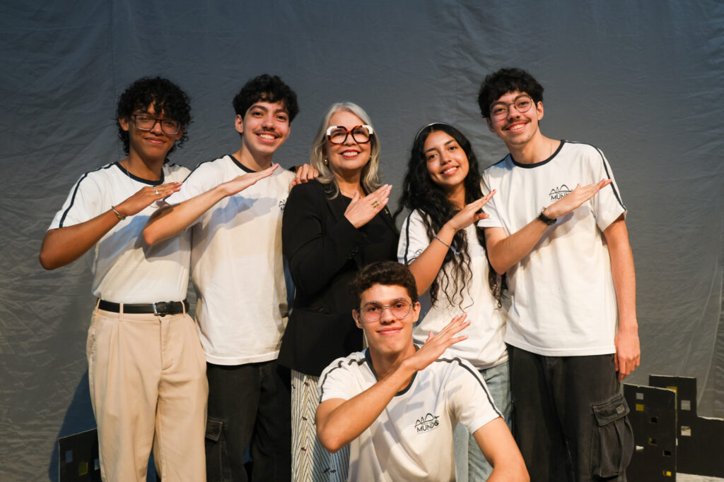 Estudantes de Ceilândia homenageiam secretária por intercâmbio no Reino Unido