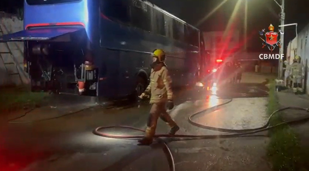 Ônibus de viagem pega fogo durante a madrugada em Planaltina e mobiliza bombeiros