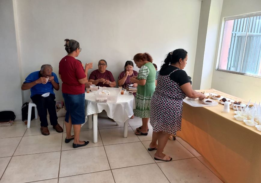 Irmãos em Cristo celebram aniversário de evangelista com surpresa após Escola Bíblica Dominical