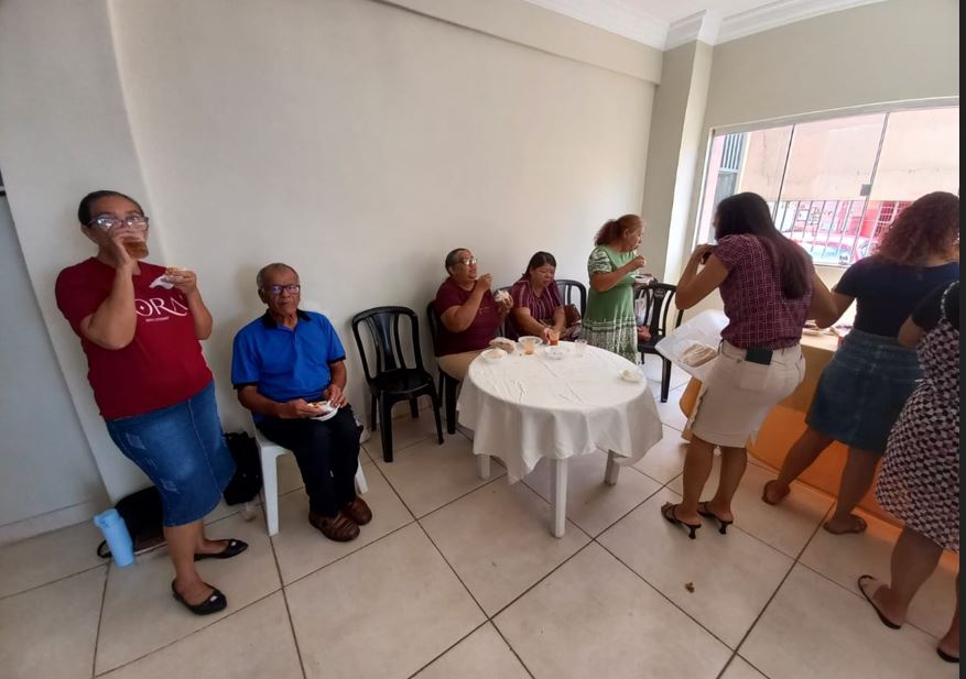 Irmãos em Cristo celebram aniversário de evangelista com surpresa após Escola Bíblica Dominical