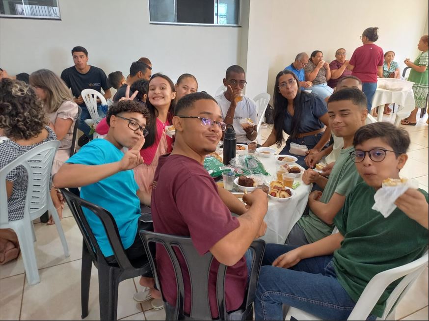 Irmãos em Cristo celebram aniversário de evangelista com surpresa após Escola Bíblica Dominical