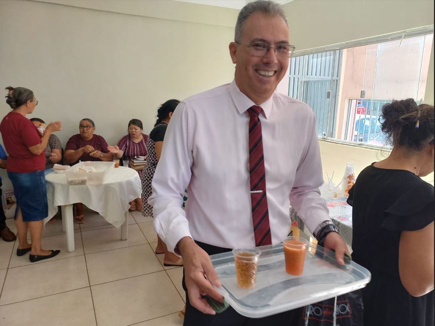 Irmãos em Cristo celebram aniversário de evangelista com surpresa após Escola Bíblica Dominical
