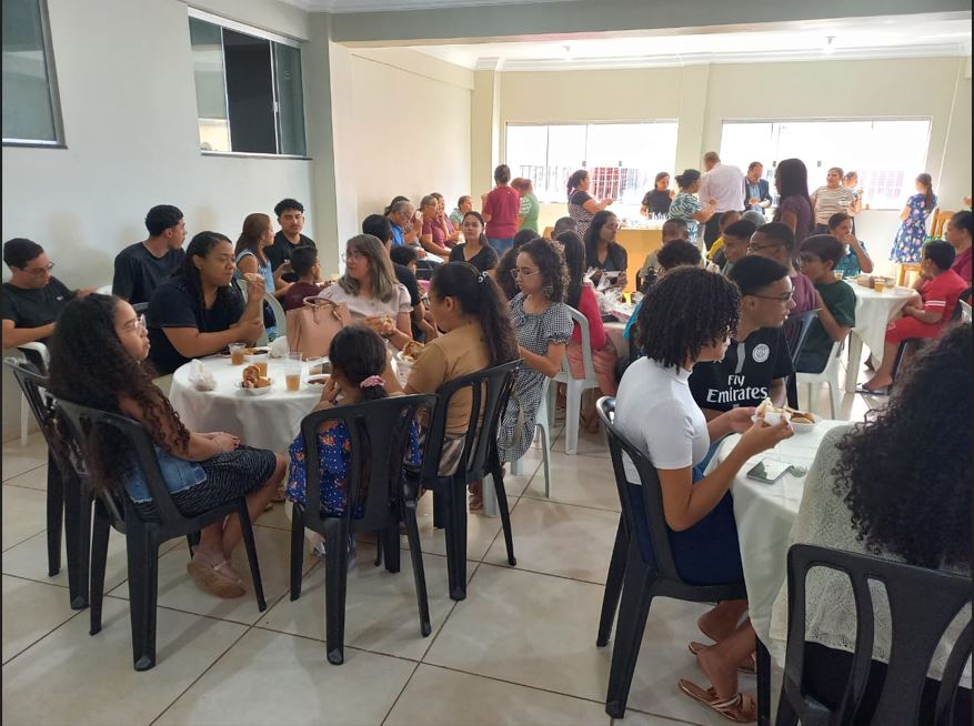 Irmãos em Cristo celebram aniversário de evangelista com surpresa após Escola Bíblica Dominical