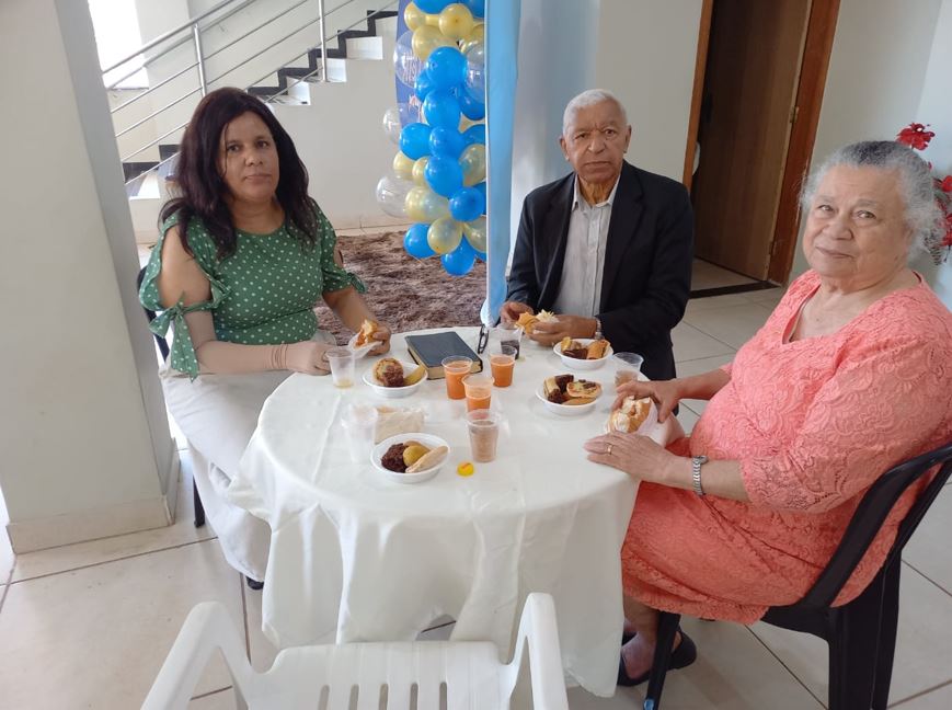 Irmãos em Cristo celebram aniversário de evangelista com surpresa após Escola Bíblica Dominical