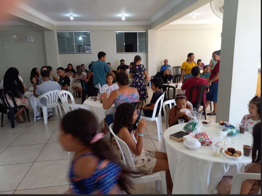 Irmãos em Cristo celebram aniversário de evangelista com surpresa após Escola Bíblica Dominical