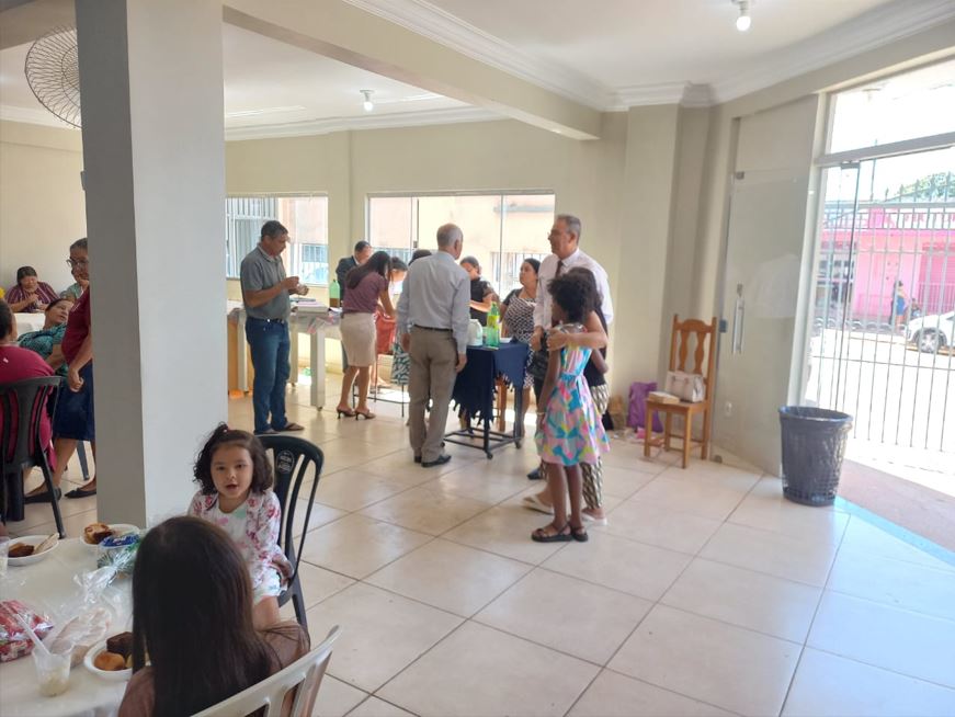 Irmãos em Cristo celebram aniversário de evangelista com surpresa após Escola Bíblica Dominical