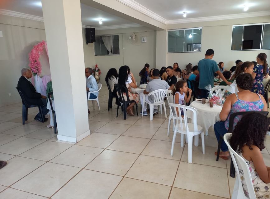 Irmãos em Cristo celebram aniversário de evangelista com surpresa após Escola Bíblica Dominical
