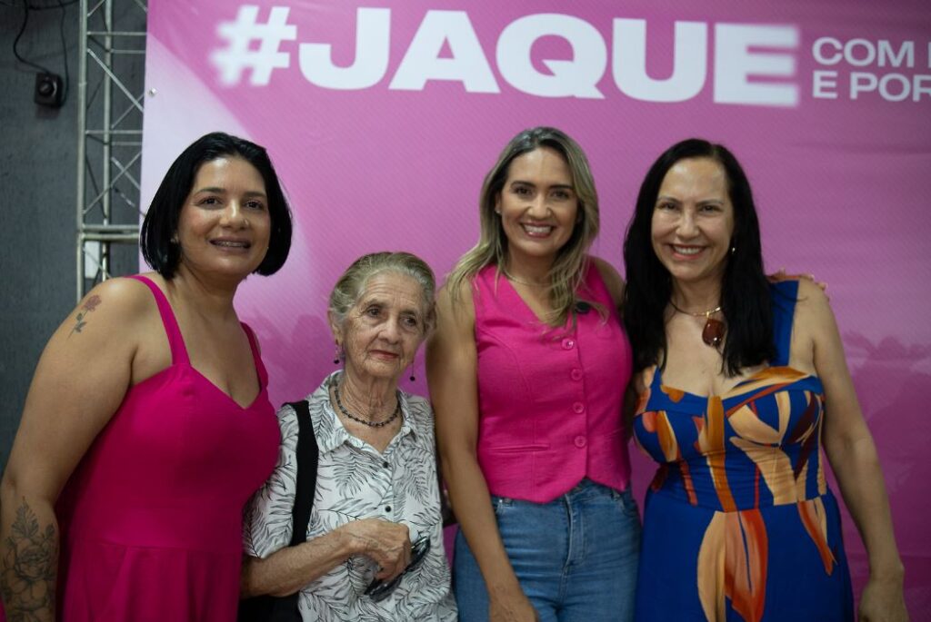Homenagem reúne cerca de trezentas mulheres em celebração ao Dia Internacional da Mulher