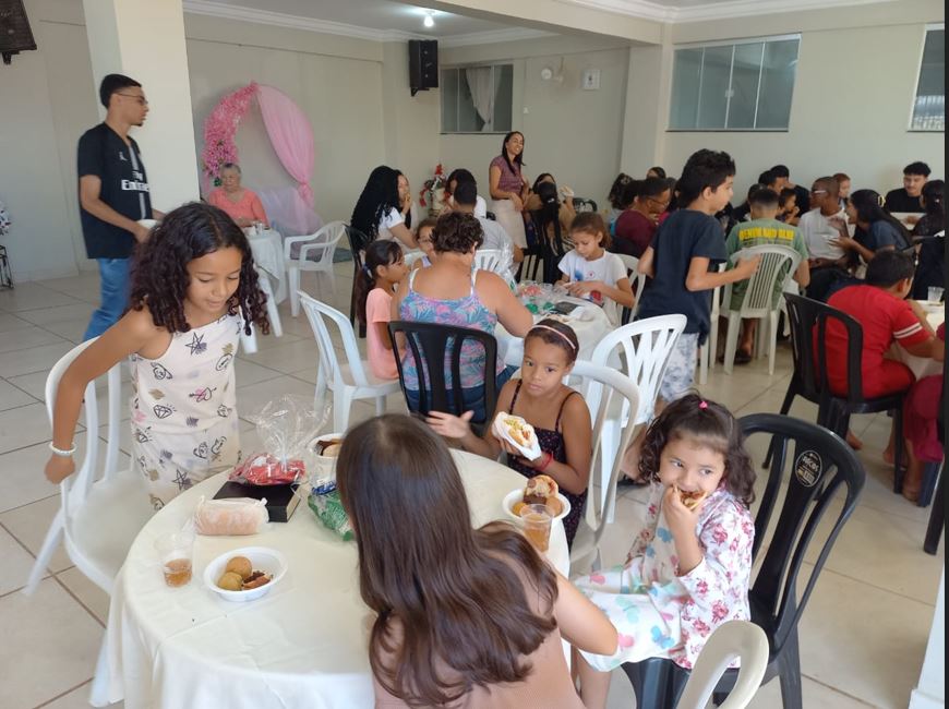 Irmãos em Cristo celebram aniversário de evangelista com surpresa após Escola Bíblica Dominical