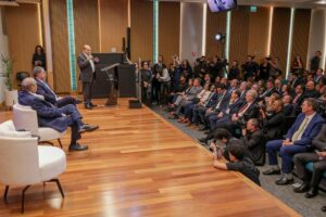 Ibaneis Rocha destaca setor terciário como essencial para empregos no DF