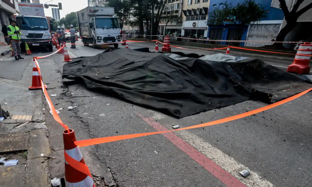 Explosão abre buraco na Rua da Consolação e interdita via em São Paulo