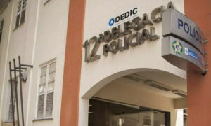 Mais dois suspeitos de estupro devem se entregar até quarta (4), afirma delegado