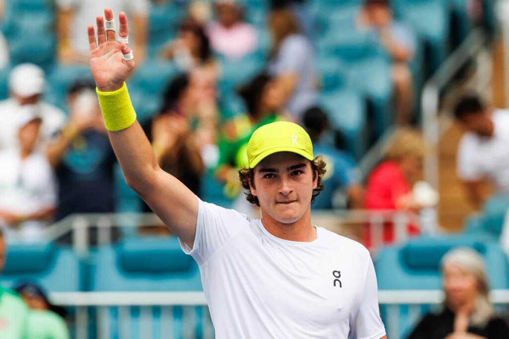 Sinner "ajudou" João Fonseca a virar profissional no tênis; entenda