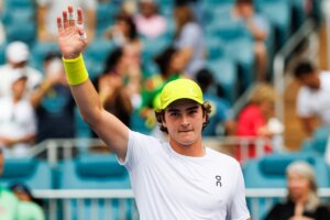 Sinner "ajudou" João Fonseca a virar profissional no tênis; entenda