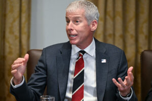 Secretário de Energia dos EUA apaga publicação sobre petroleiro escoltado pela Marinha em Ormuz