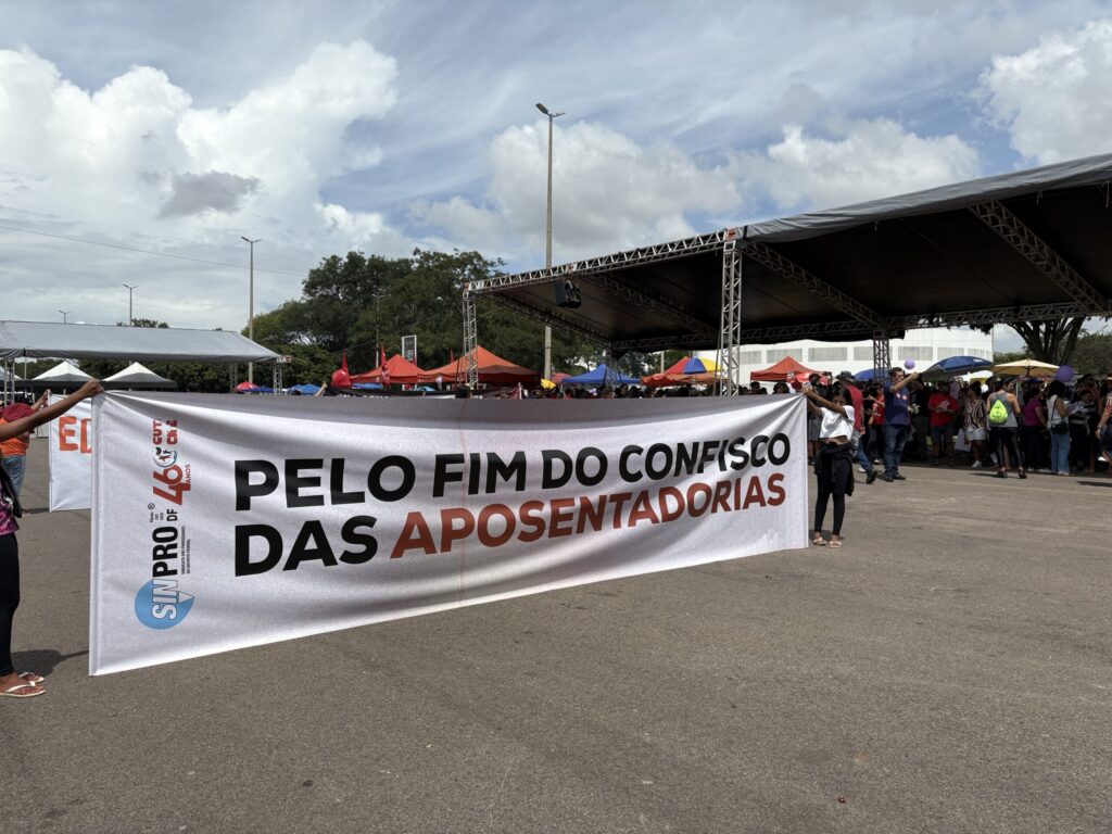 Professores pedem pela reestruturação da carreira em assembleia