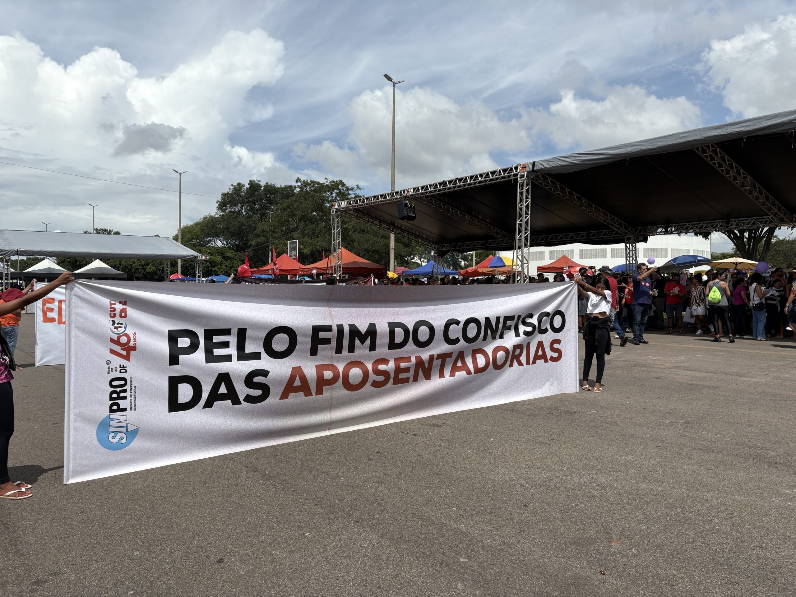 Professores pedem pela reestruturação da carreira em assembleia