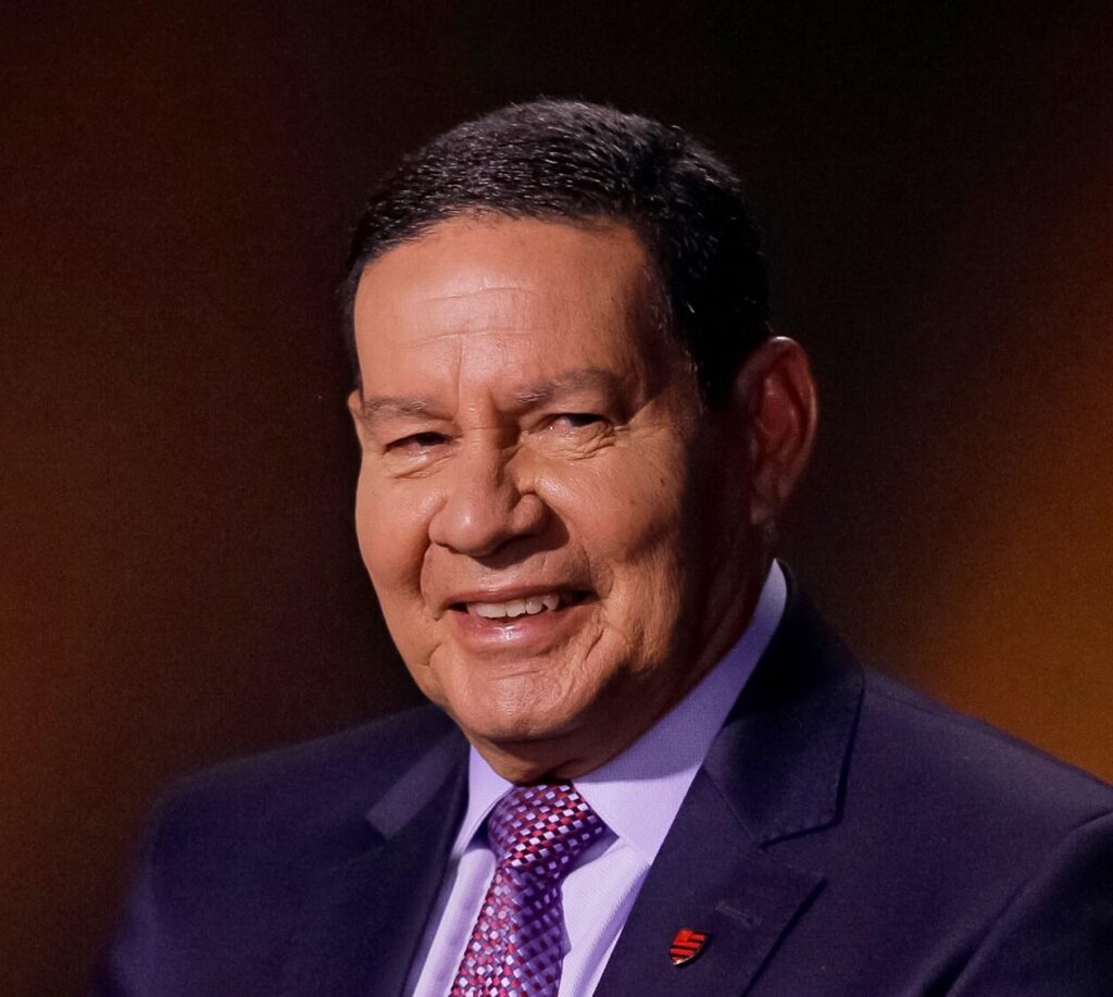 Mourão alerta para risco de guerra global e defende defesa brasileira